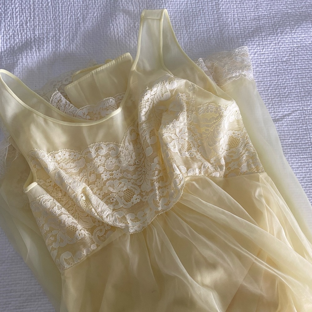 Yellow vintage shadow line nightgown with robe